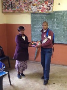 Le gagnant de Mpumaze posant avec son certificate et prix