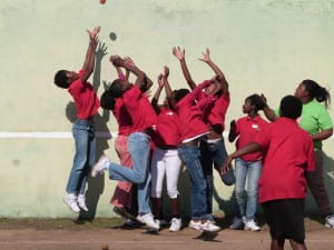 A wall, a ball, kids: let’s play frontball!